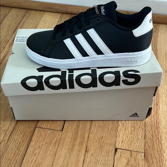 Adidas Classic Black and White Grand Court SZ 3 - Picture 1 of 3